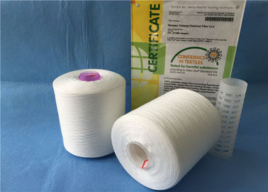 純粋で白いプラスチック管の非結び目が付いているリングによって回されるポリエステル縫う糸ヤーン