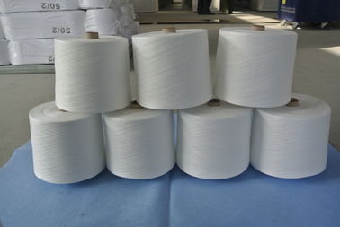 高い粘着性の倍によってねじられる白い縫う糸、強いポリエステル糸 