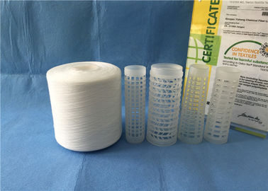 純粋で白いプラスチック管の非結び目が付いているリングによって回されるポリエステル縫う糸ヤーン