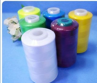 中国 100% 回されたポリエステル不足分繊維が付いている染められた縫うリングによって回されるポリエステル糸 サプライヤー