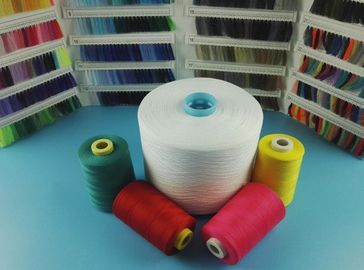 中国 環境友好的な未加工白の20S/3 100%ポリエステルは縫う糸のためのヤーンを回しました サプライヤー