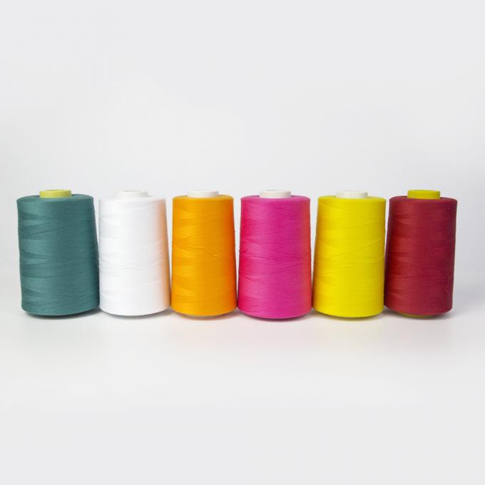 多色刷りの60/2 60/3リングによって回されるポリエステル縫う糸未加工白いヤーン